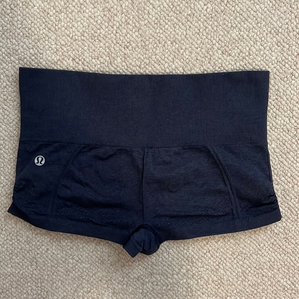 LULULEMON stretch navy blue shorty shorts size 6?